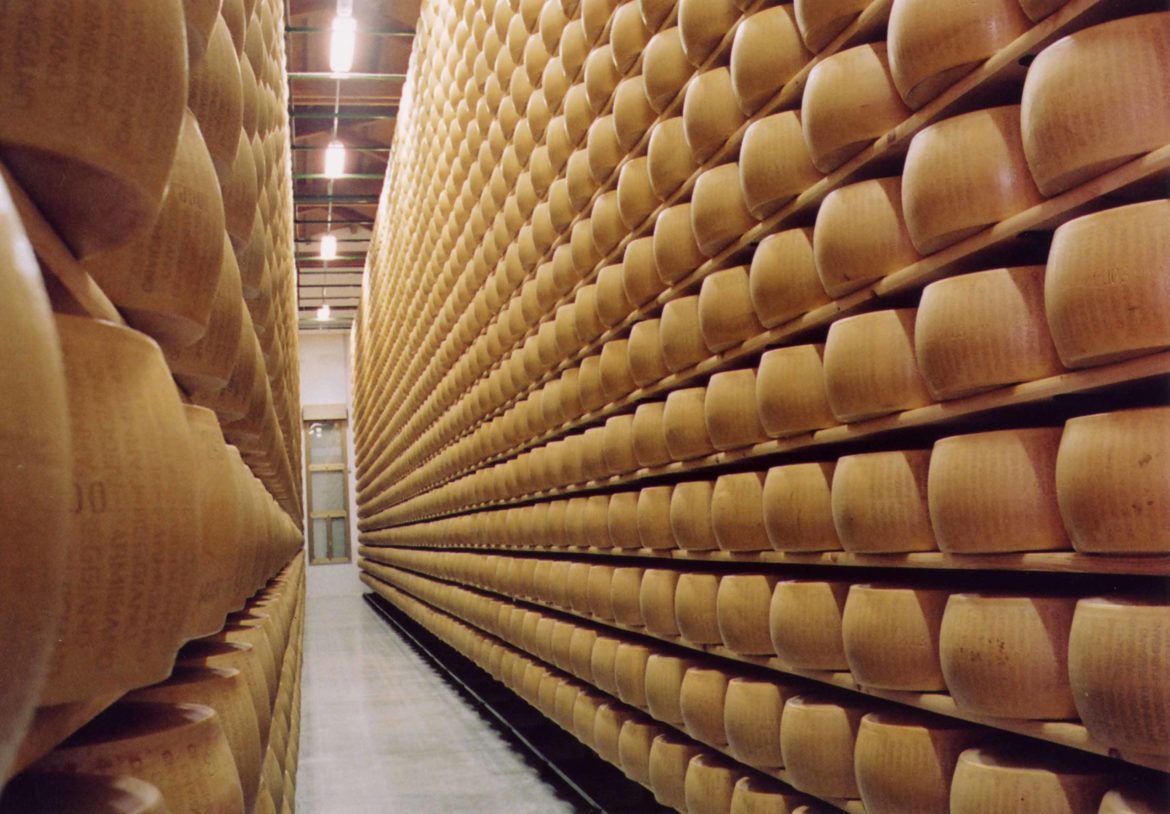 Parmigiano-Reggiano-magazzino-scaled