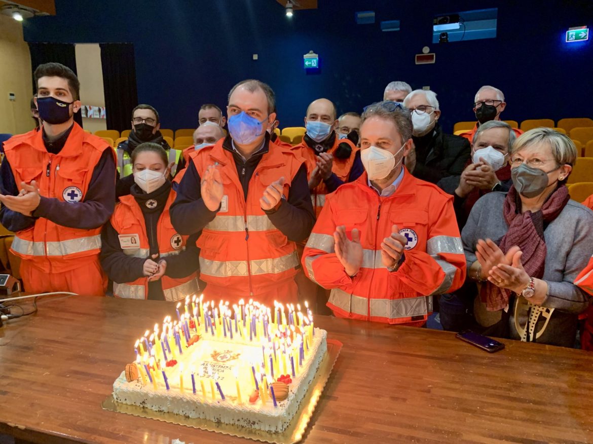 AP_La-Pubblica-celebra-i-suoi-120-anni_Al-centro-della-foto-Luca-Bellingeri-Presidente-a-AP-e-una-delegazione-di-volontari-AP-1-scaled