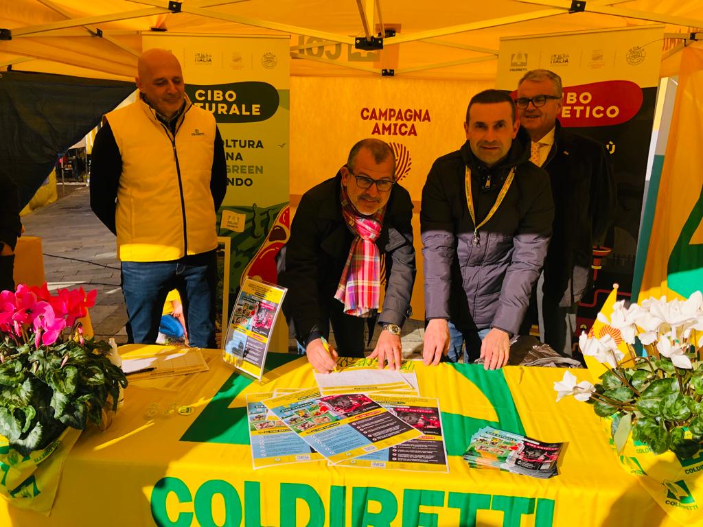 Matteo-Daffada-al-gazebo-Coldiretti-firma-la-petizione