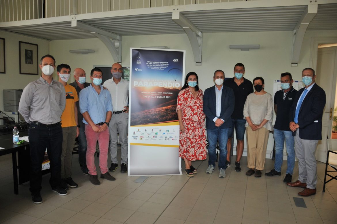 Realtori-alla-conferenza-Stampa-di-presentazione-Campionati-Italiani-di-Parapendio-2021-a-Schia-Monte-Caio