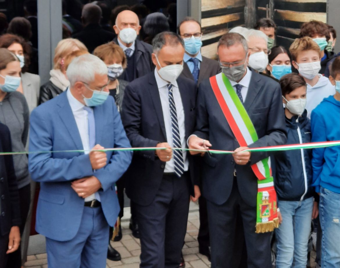 a-Taglio-nastro-scaled