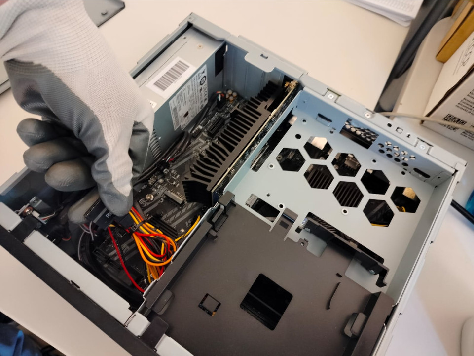 tecnico-informatico-al-lavoro